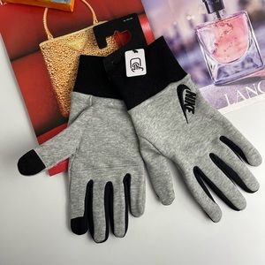 - NWT Nike Club Fleece men’s Gloves